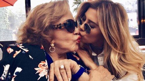 Silvia Pinal y Michelles Salas dándose un beso