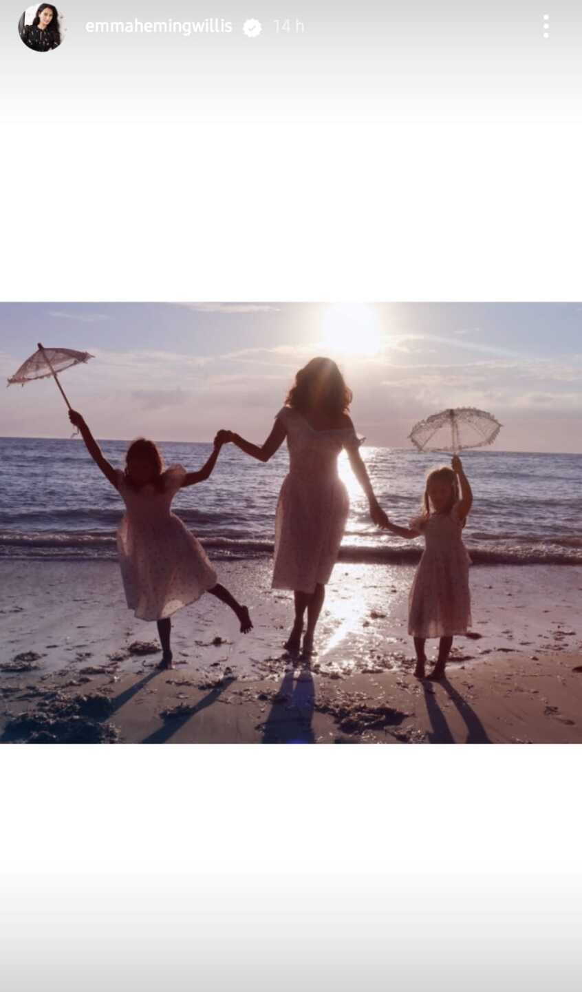 Las hijas de la pareja se mostraron felices de compartir ese momento.