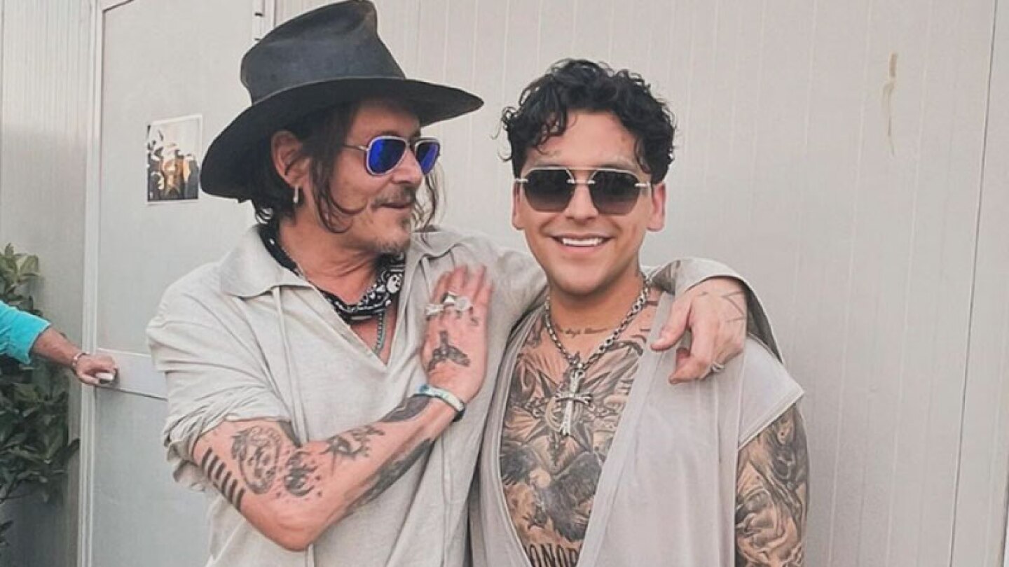 Christian Nodal y Johnny Depp posando juntos