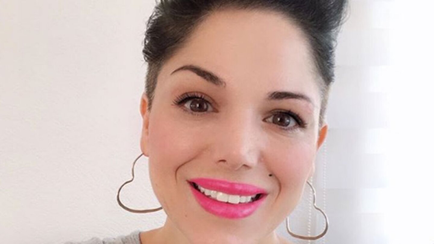 Roxy Brown no puede creer que su agresora este en un grupo contra la violencia