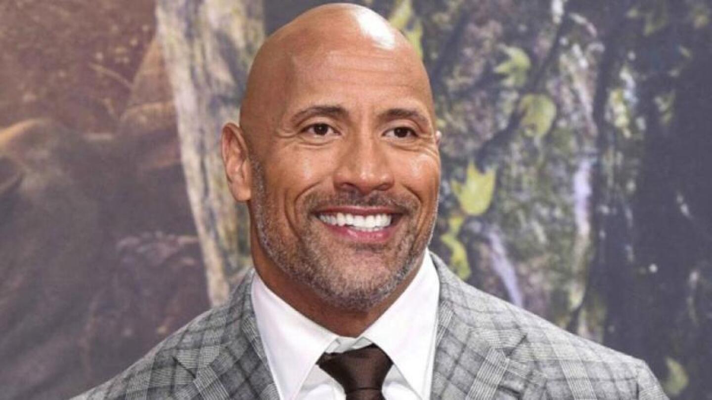 'La Roca' regala su camioneta a un fan latino