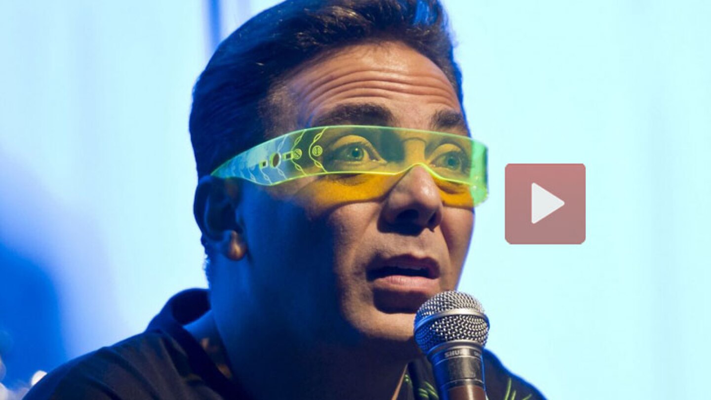 El hijo de Verónica Castro se presentó en el cierre del desfile de la comunidad LGBTQ y se echó tremendo bailecito.