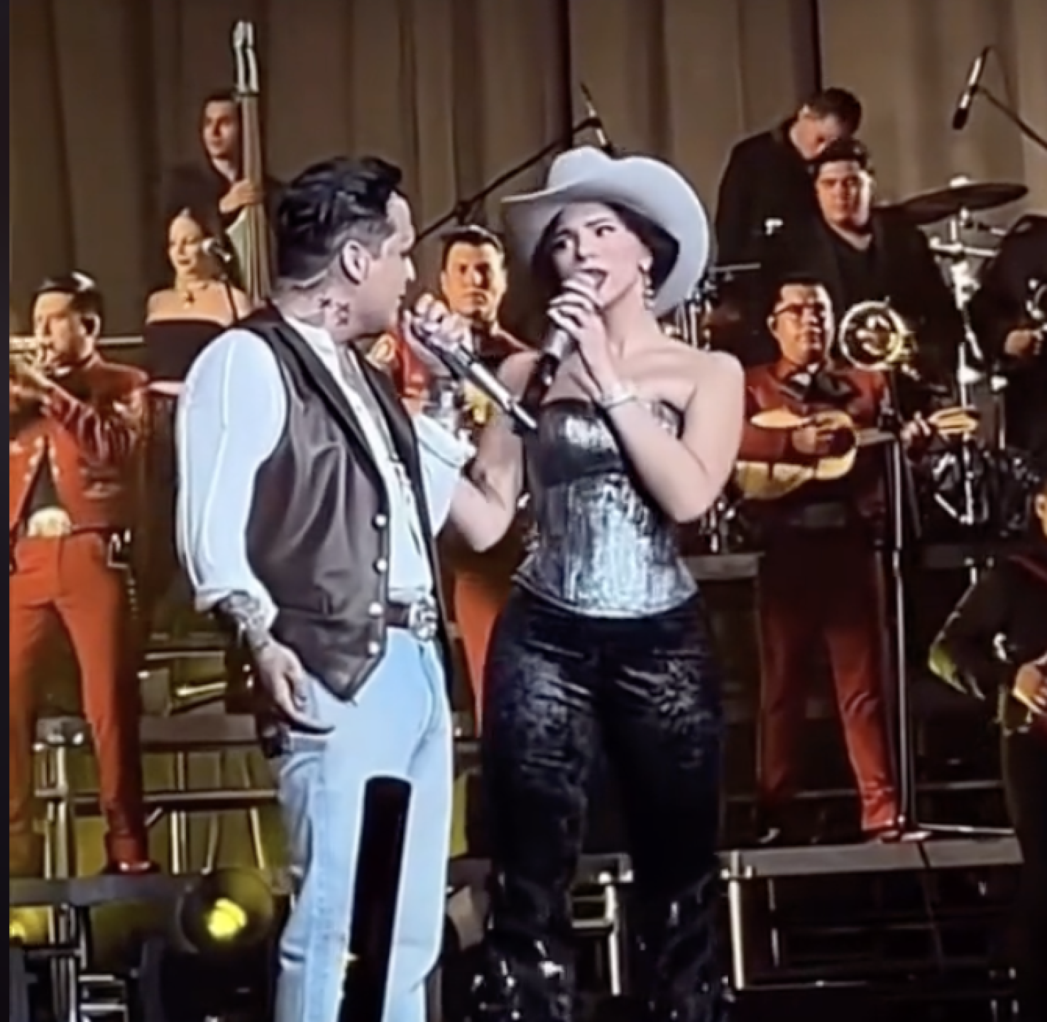 Christian Nodal y Ángela Águilar