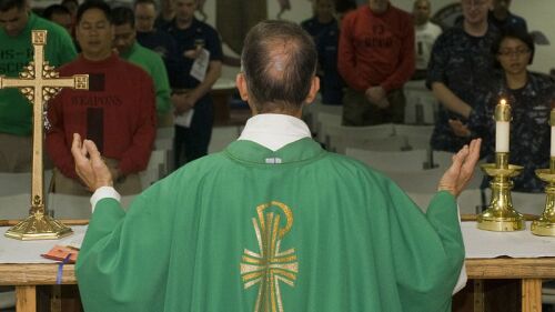 Sacerdote le arranca el cubrebocas a una mujer