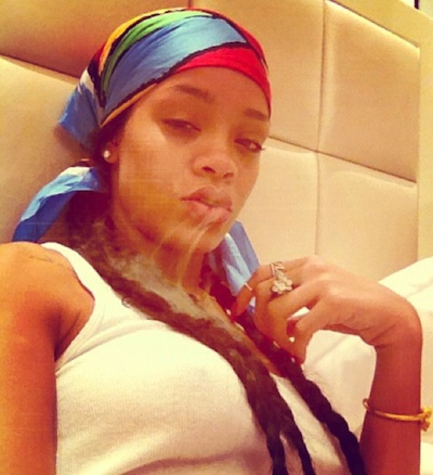 Rihanna levantó polémica al publicar una foto donde aparece fumando.