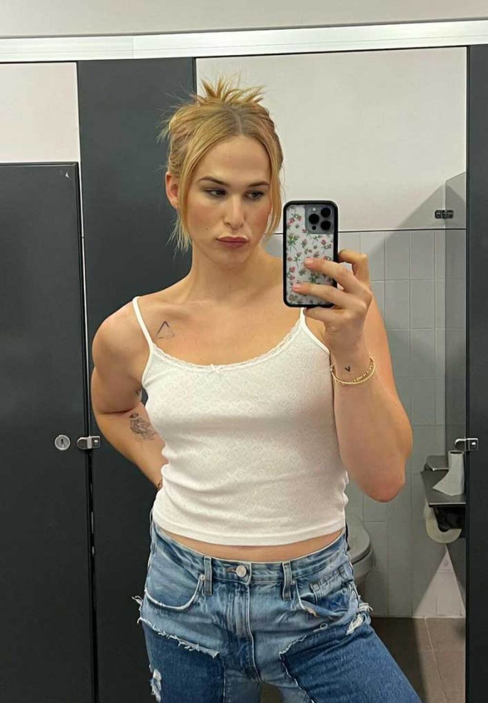 Tommy Dorfman de 13 Reasons Why se compromete con una mujer