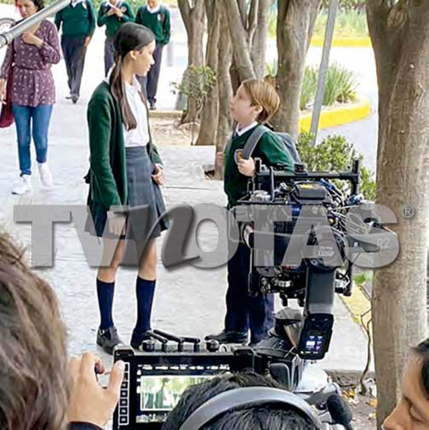 El chico es muy atento a sus escenas