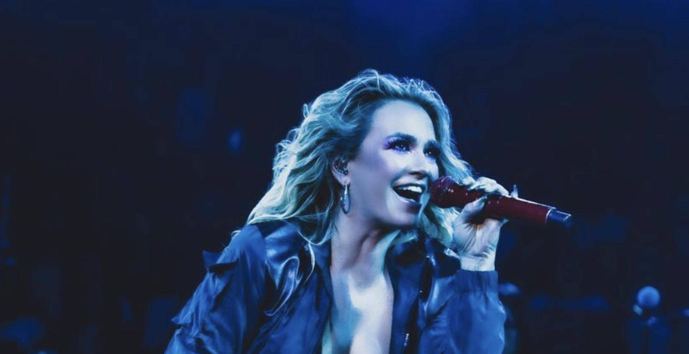 María José cantando