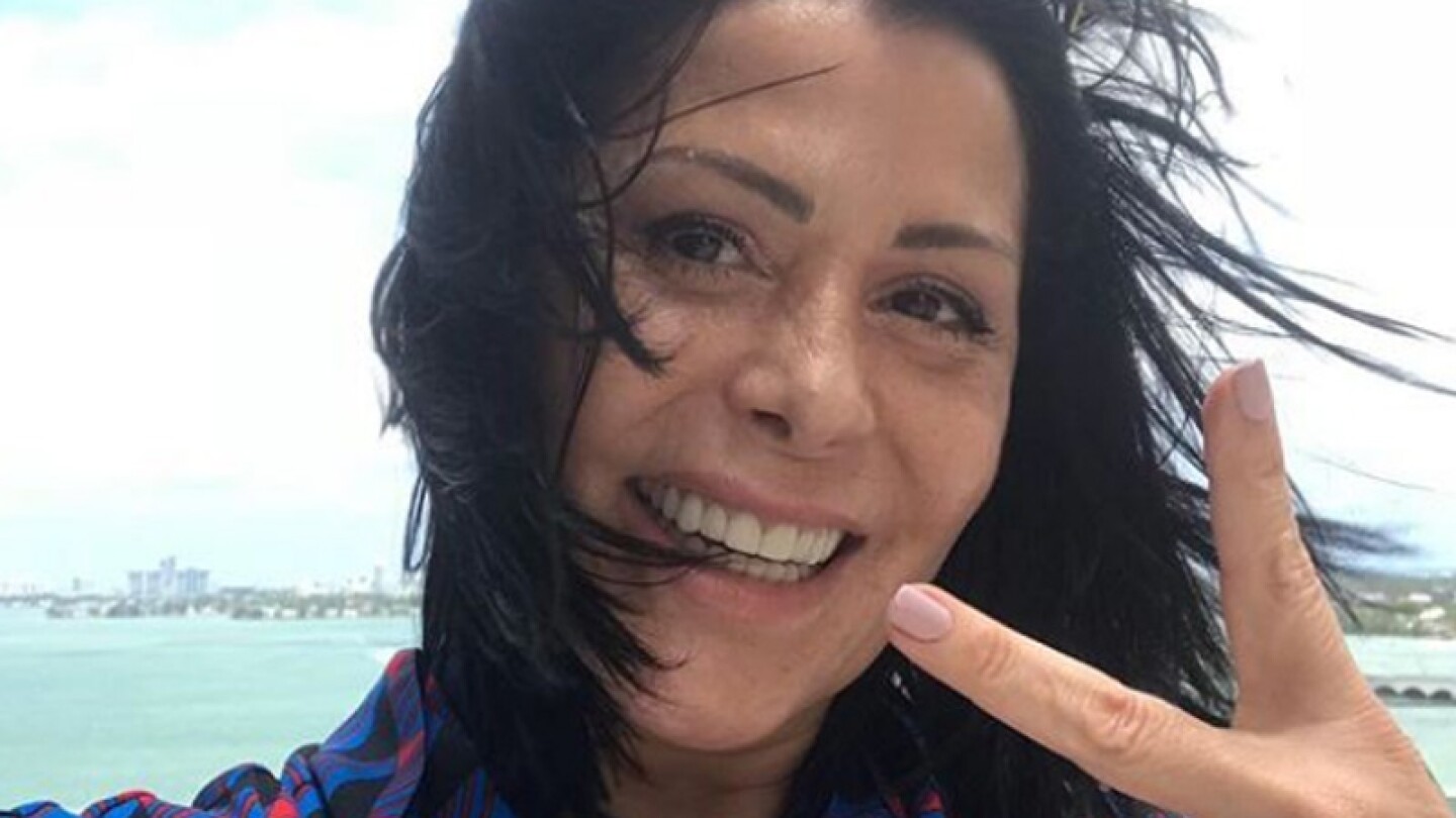 Alejandra Guzmán impacta con musculosas piernas en la playa