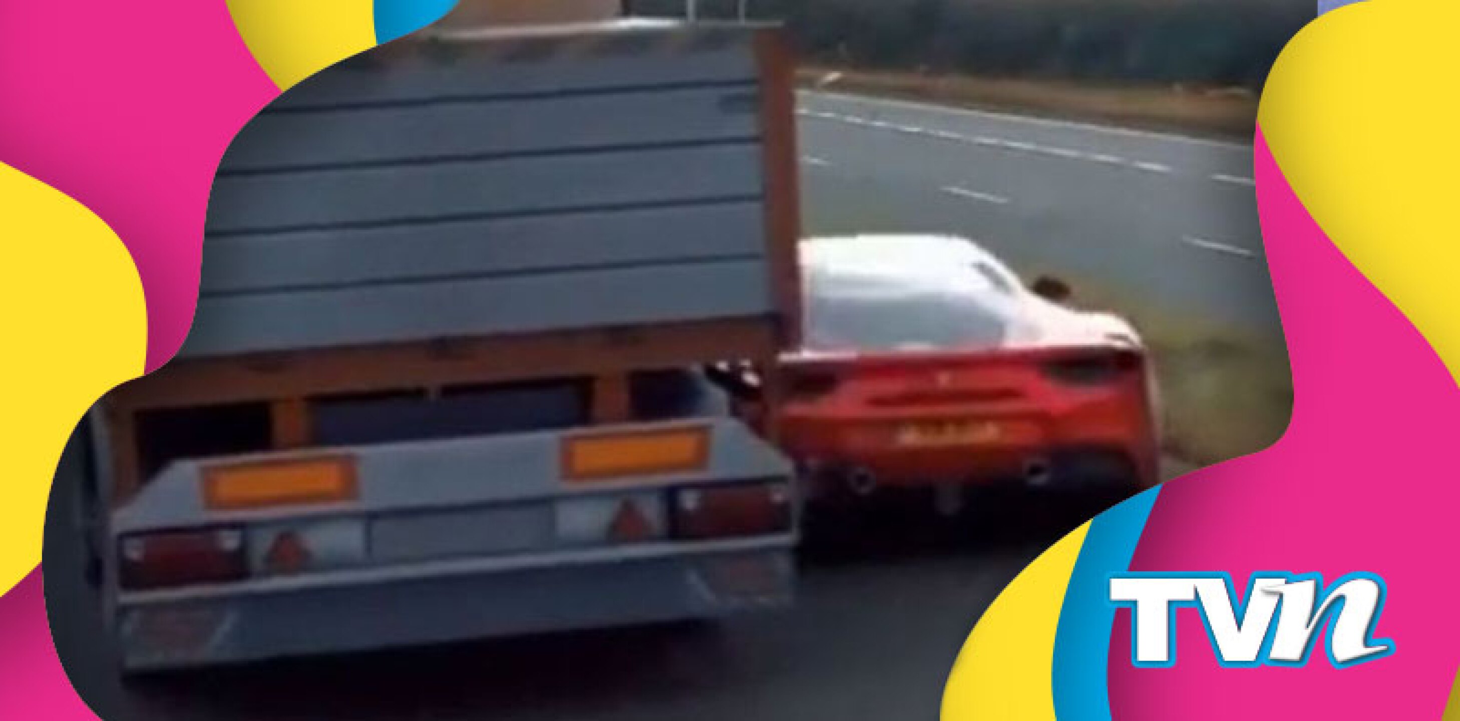 coche pasa por debajo de un camión