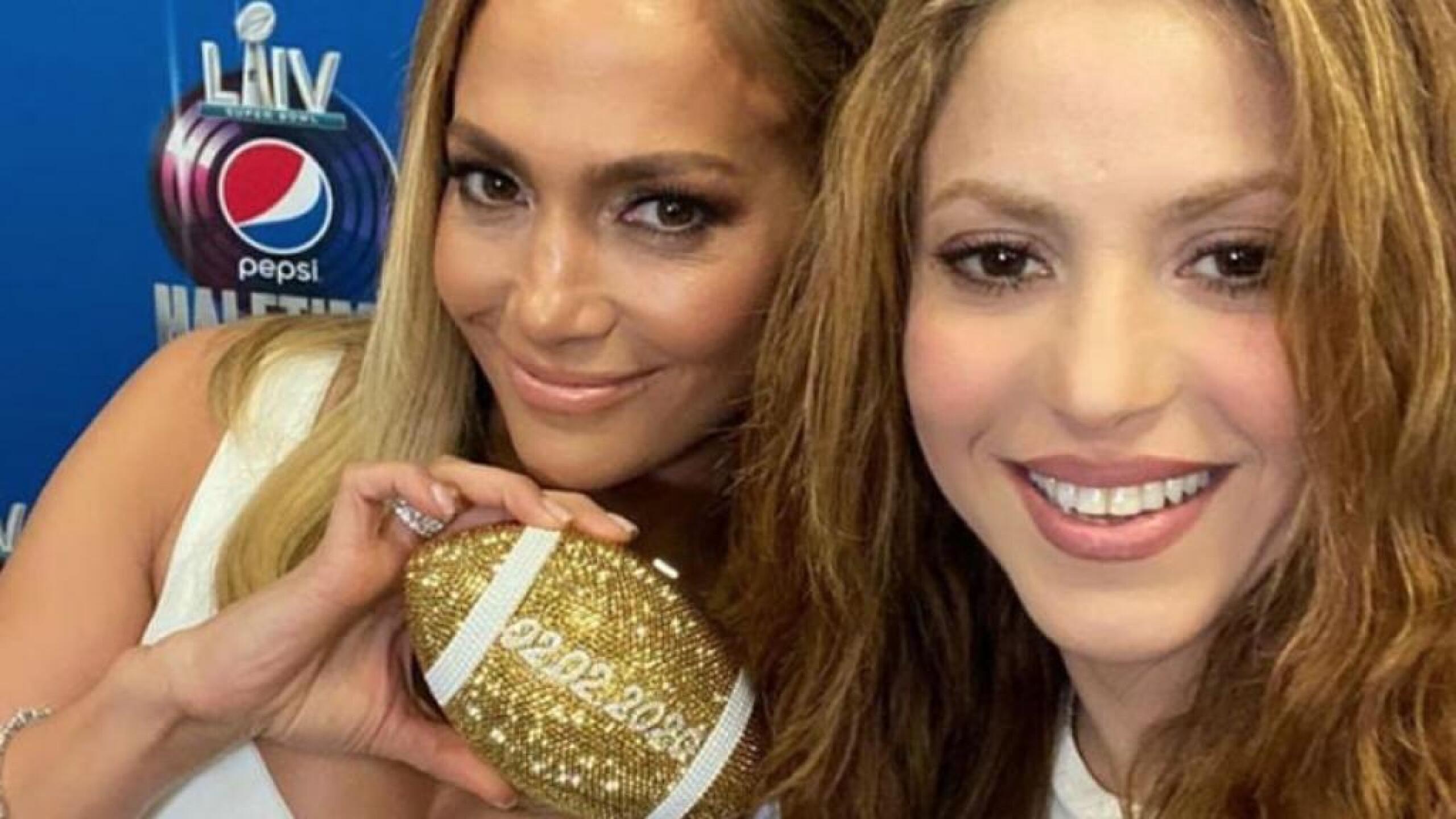 Shakira y Jennifer emocionadas.