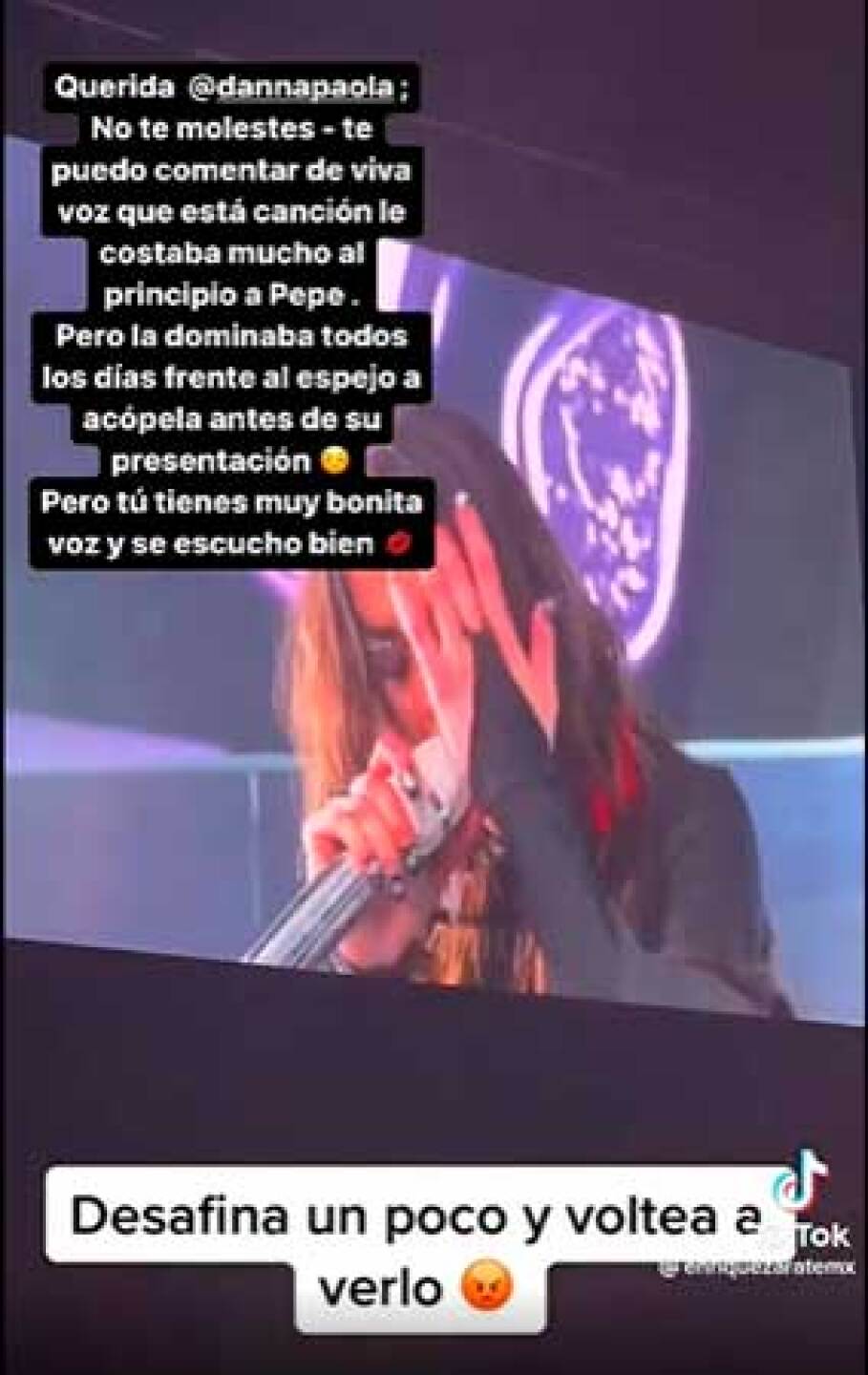 Danna Paola se molestó con su equipo técnico por la desafinada