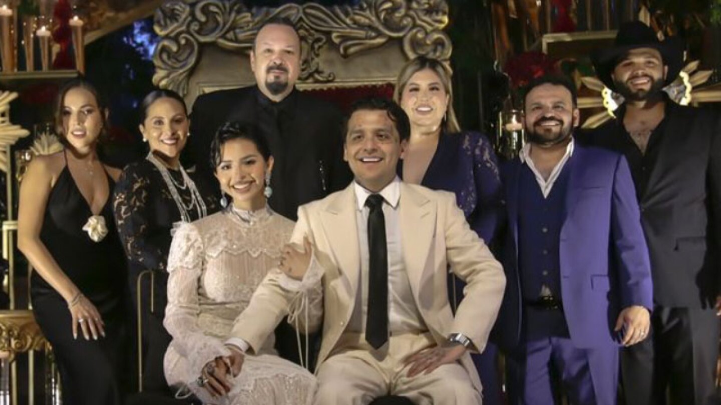 Nodal y Ángela con su familia en su boda