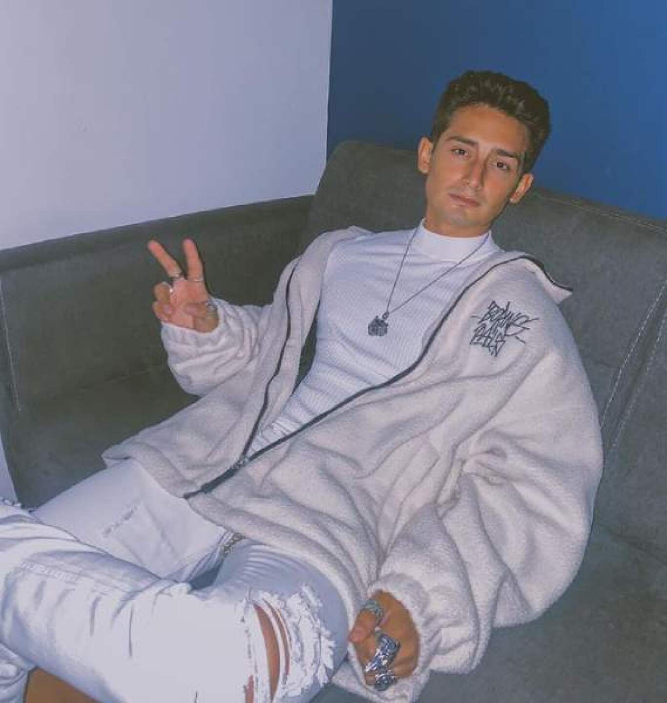 Emilio Osorio vestido con un conjunto de pants blanco