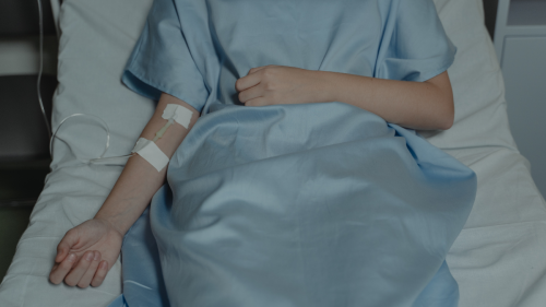 mujer en hospital