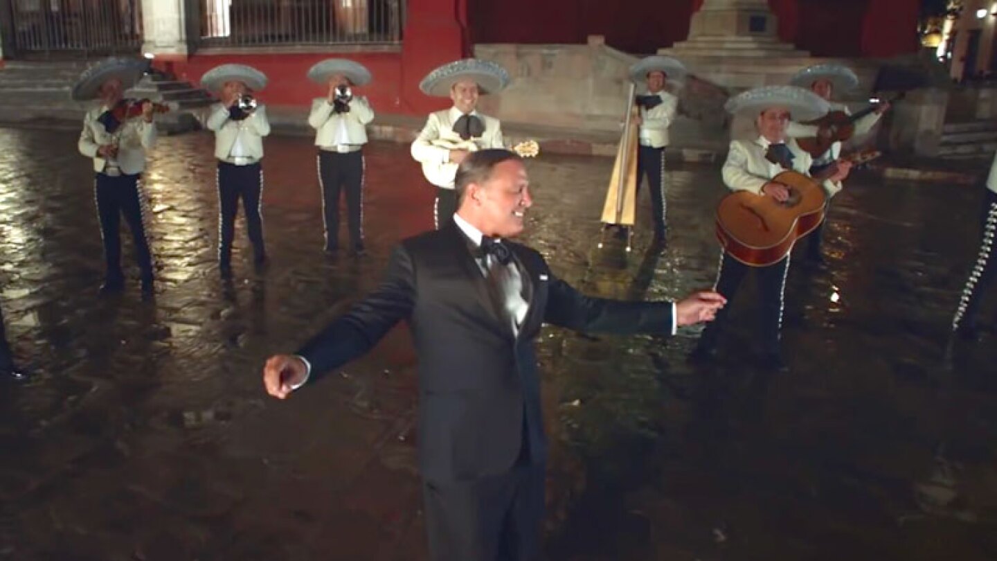 Luis Miguel regresa con nuevo video y con algo extraño en el rostro