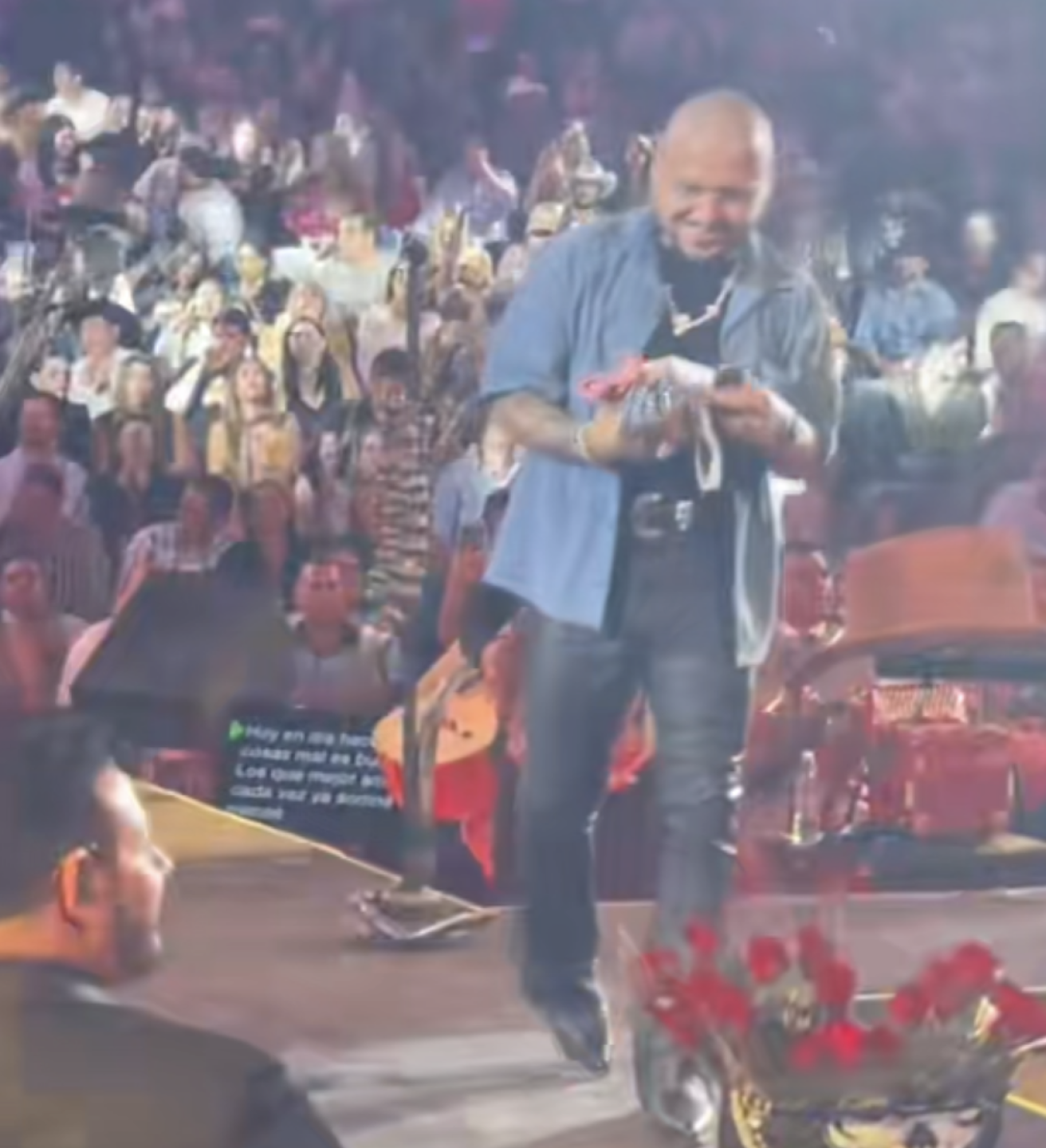 Chistian Nodal recibe regalo para su bebé en pleno concierto