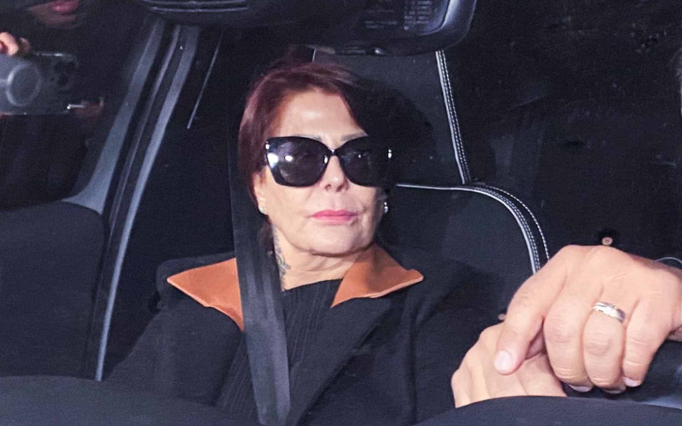 Alejandra Guzmán llegando al hospital dónde murió su mamá