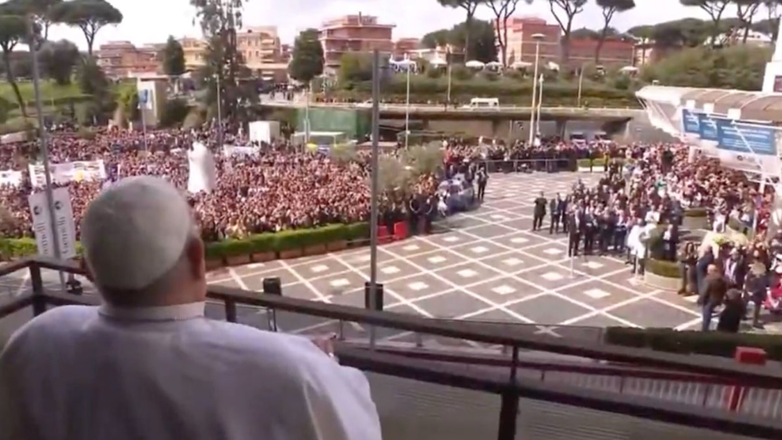 Papa Francisco aparece en público al salir del hospital