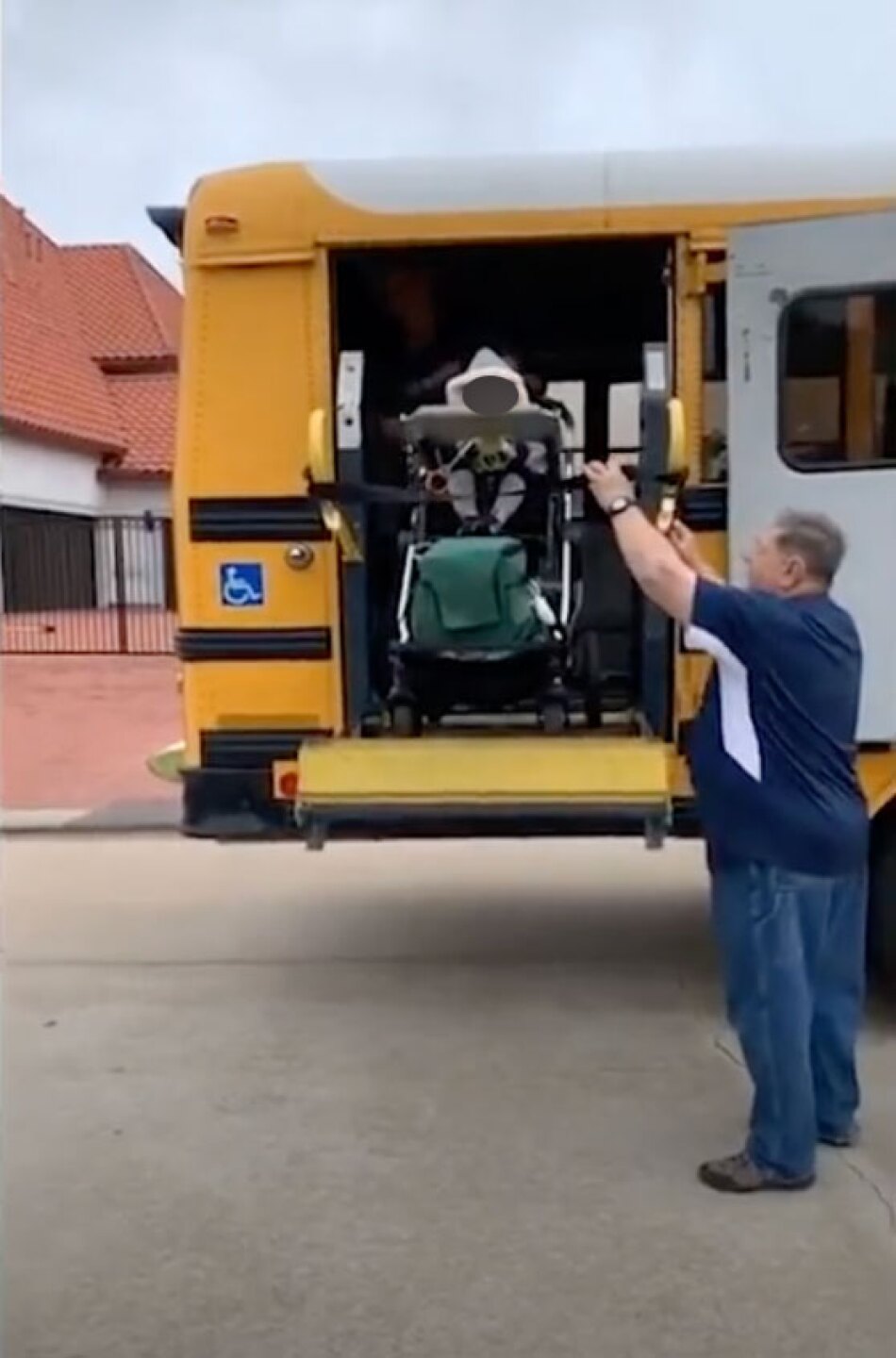 Hijo de Verónica Alejandra en autobús escolar con elevador