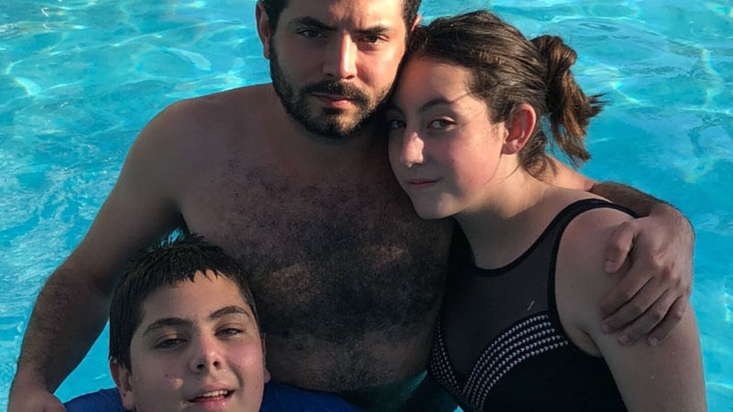 Hijo menor de Victoria Ruffo presume a su guapa novia