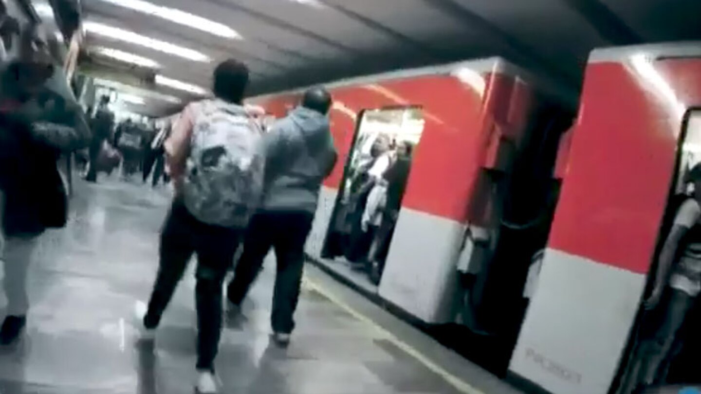 Así roban los carteristas en el Metro de la CDMX