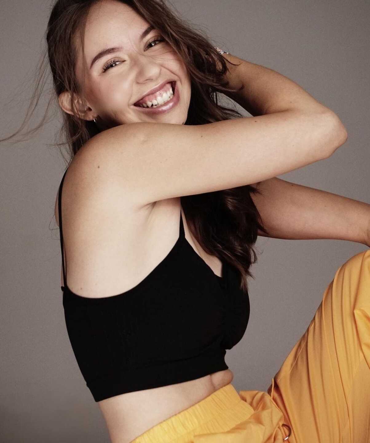 Alexa Parra muy feliz posando para sus redes sociales