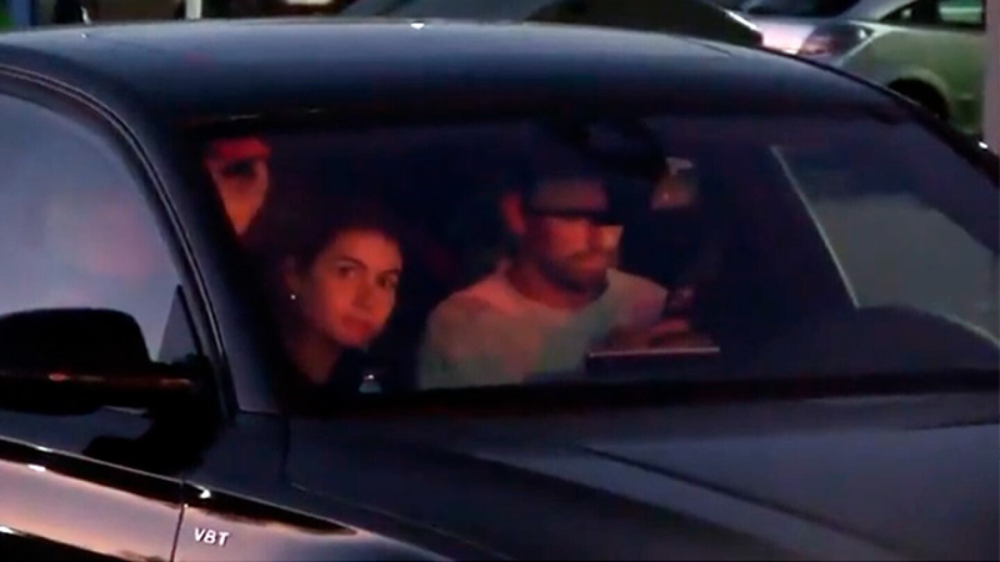 Reaparece Piqué con Clara Chía en evento público del exfutbolista
