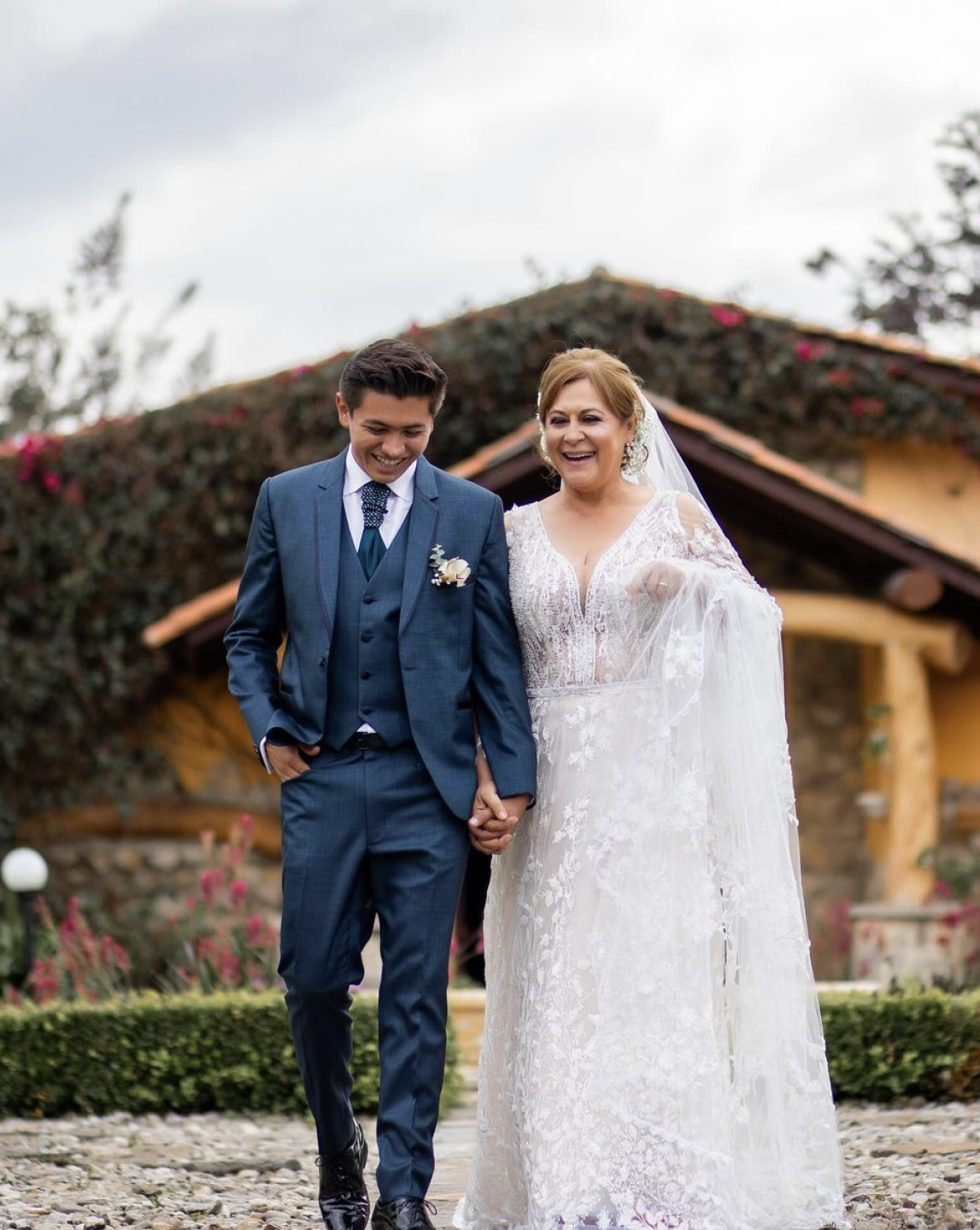 Jim y Alina felices por su boda