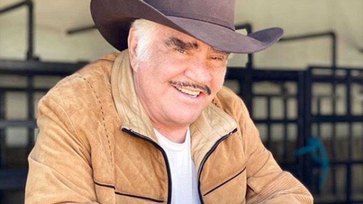 Vicente Fernández, un caballero con su nuera.