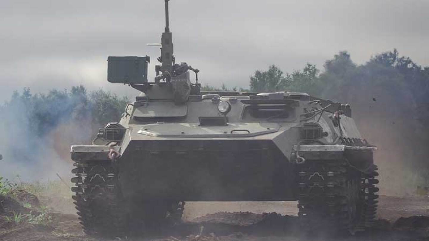 Tanque de guerra aplasta vehículo