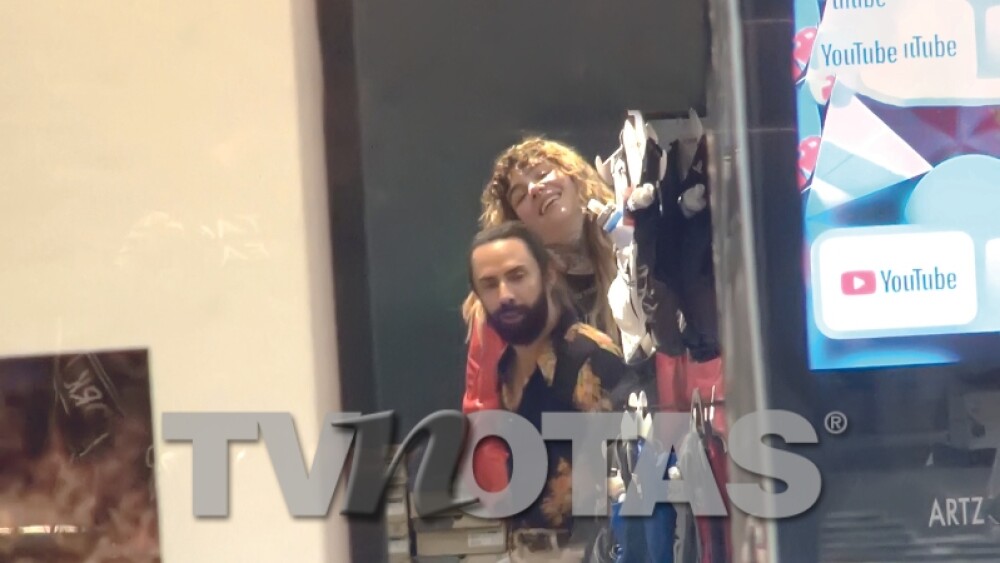 Jay de la Cueva y su novia se van de shopping y aprovecharon un rinconcito ¡para echar pasión!