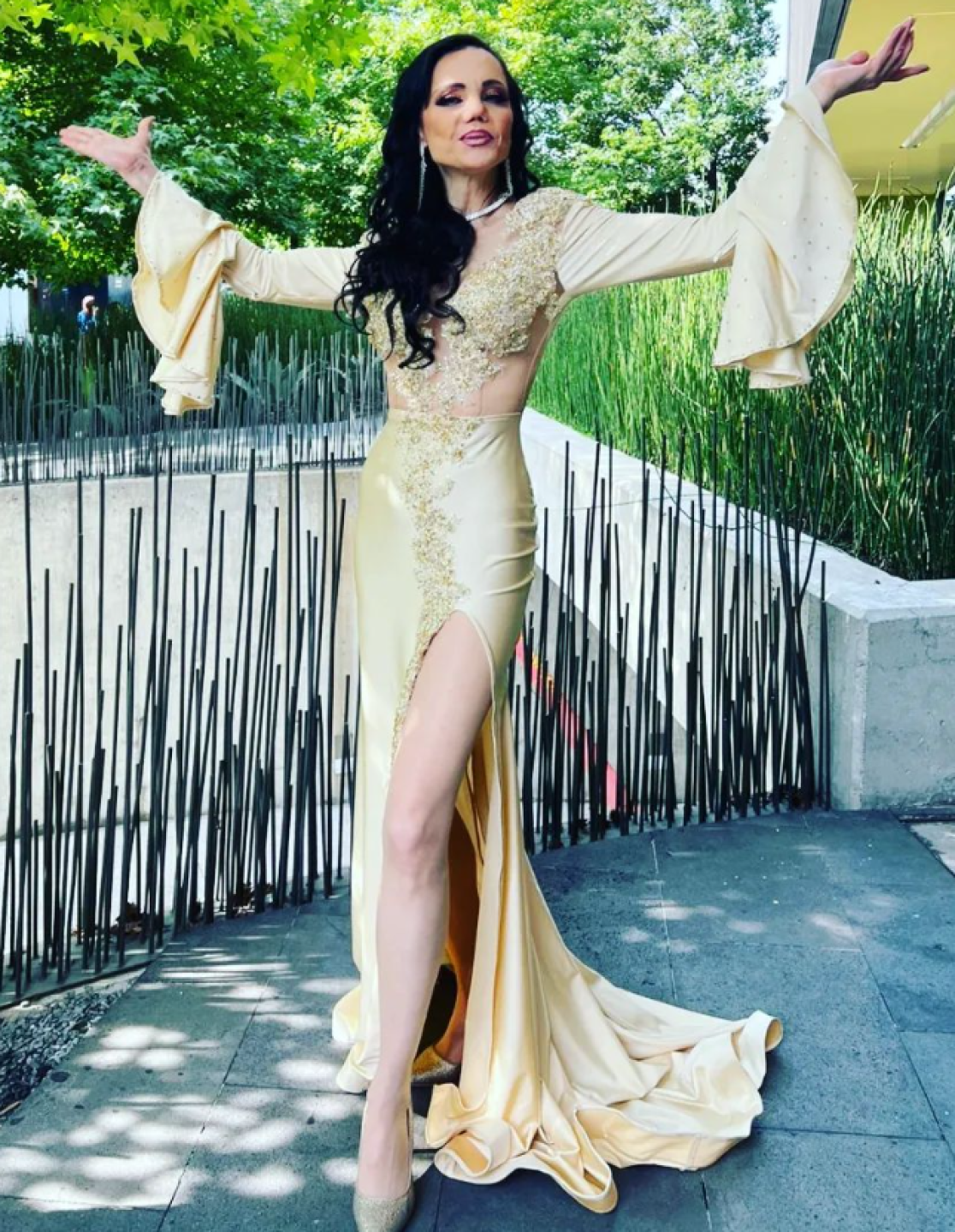 Carmen Campuzano en vestido dorado