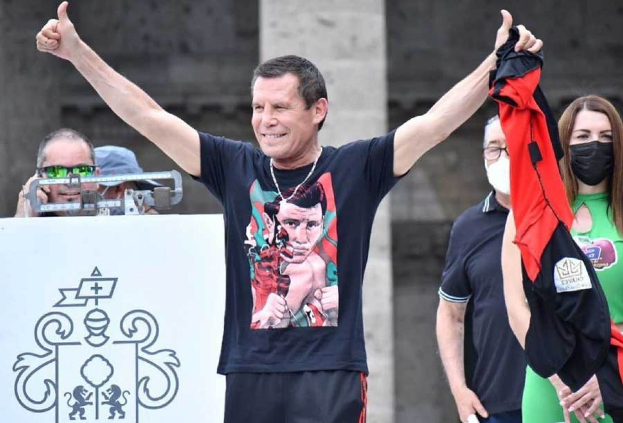 Julio César Chávez presume arreglito estético