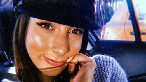 Sin calzones y en escotada falda, María Chacón deja ver su depilado íntimo