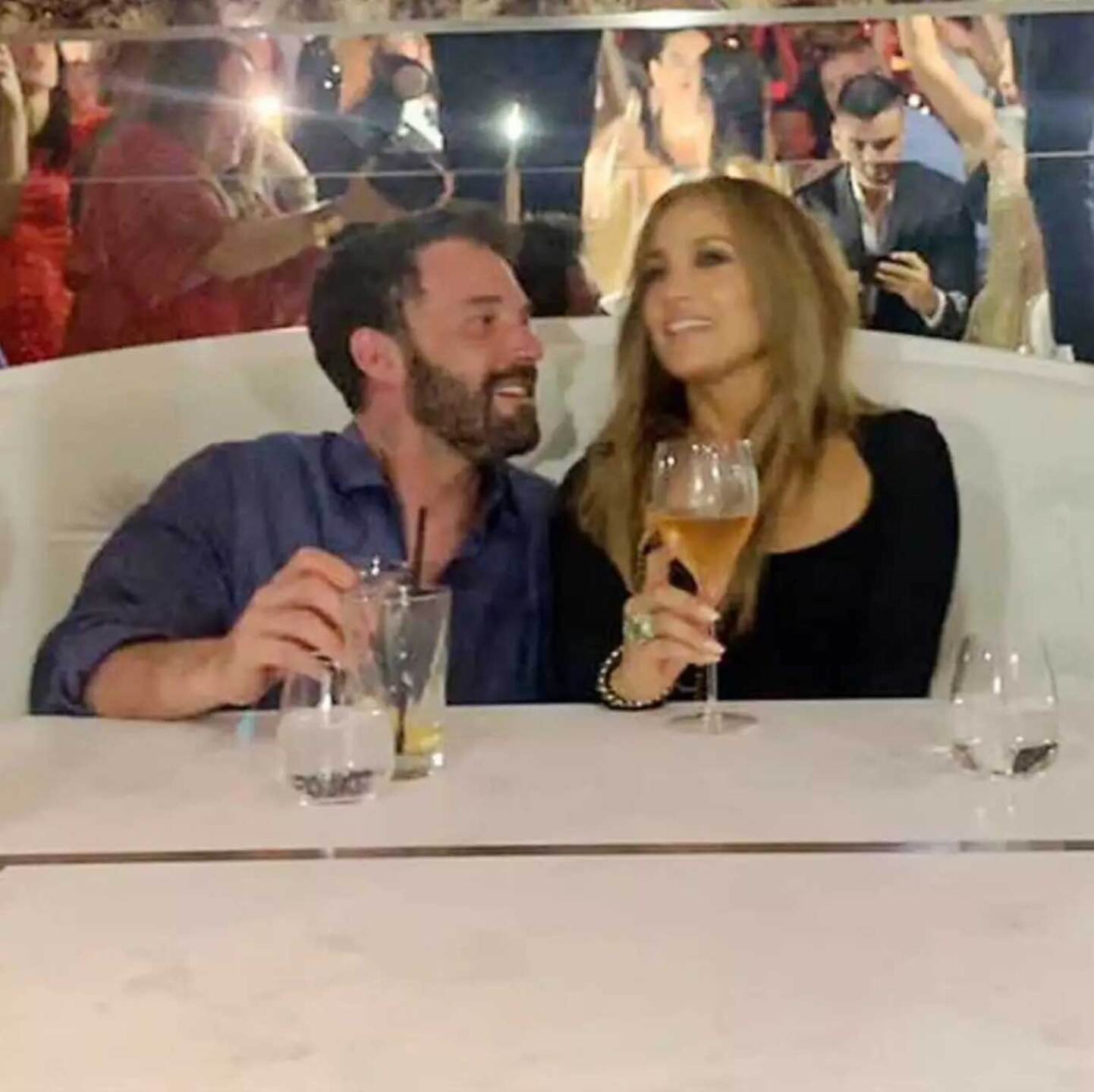 Lo que no se vio de la fiesta de cumpleaños de Jlo con Ben Affleck, ¡hubo besos y caricias!