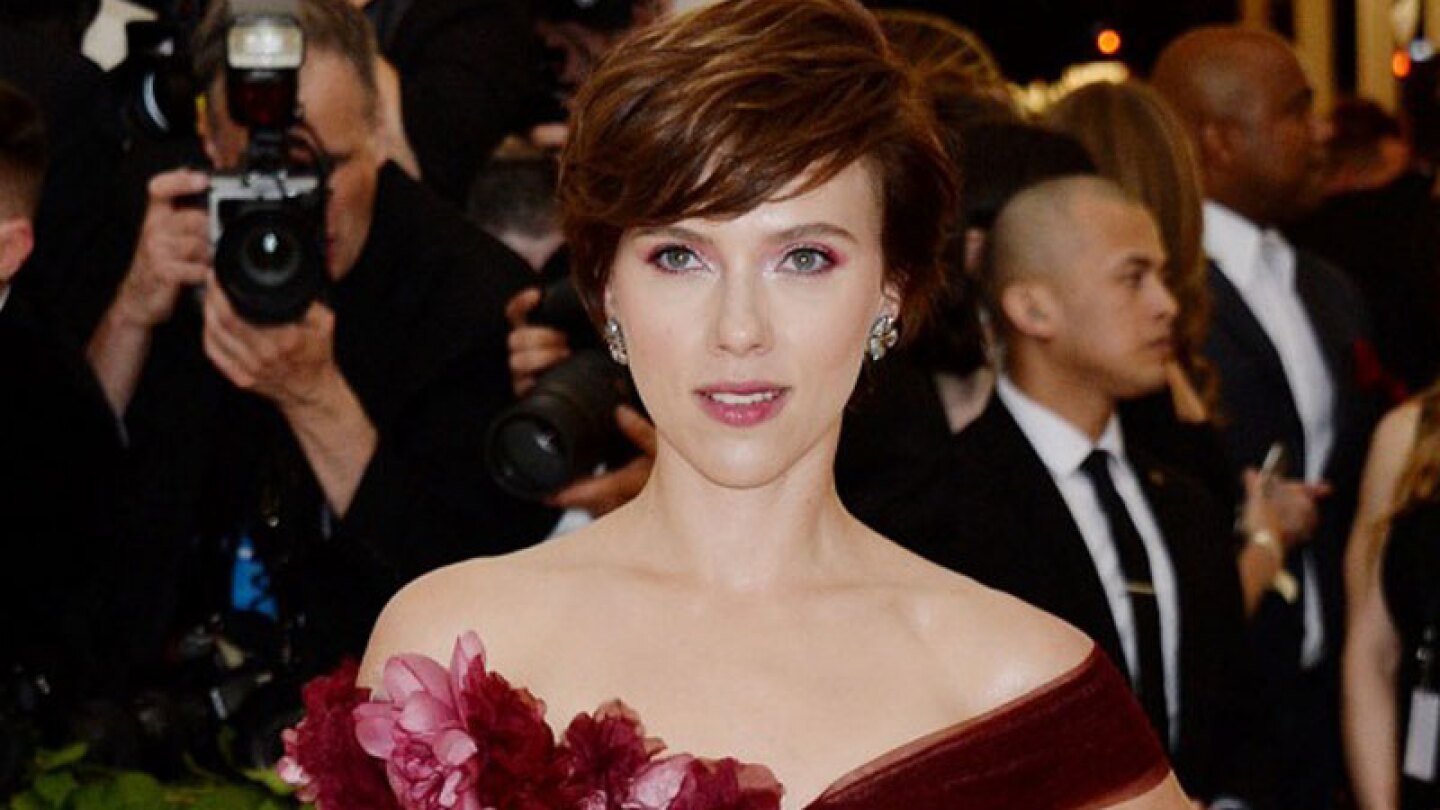 Exigen que Scarlett Johansson renuncie a Rub & Tug