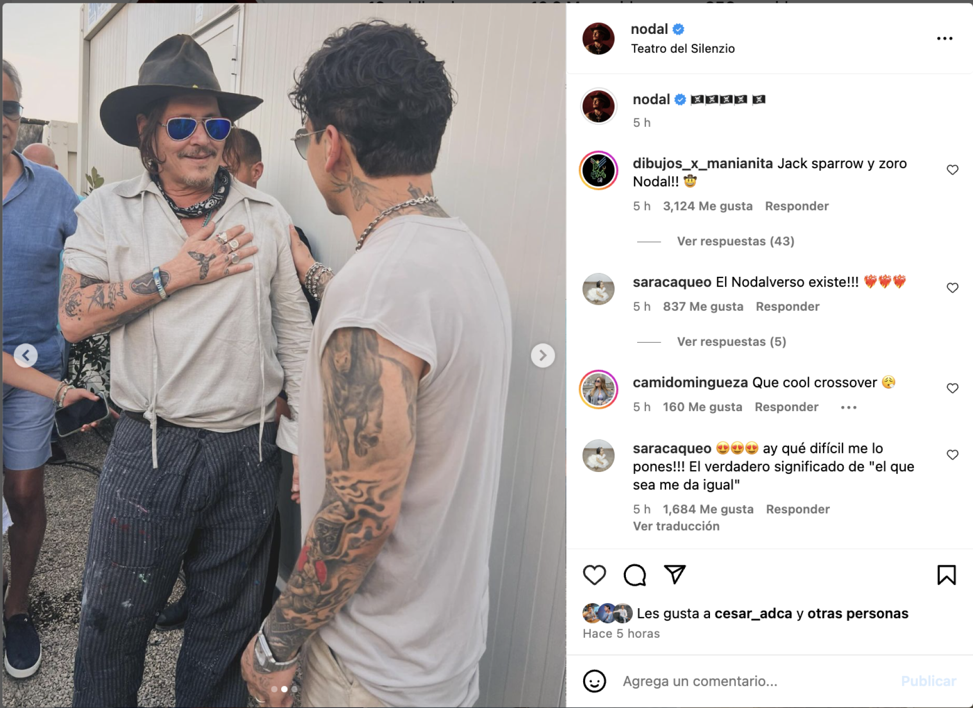 Christian Nodal y Johnny Depp posando juntos