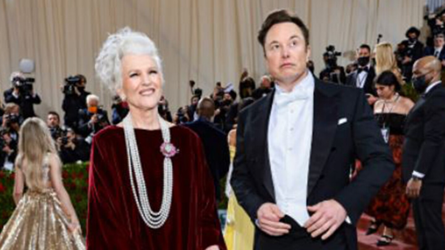 Elon Musk posa con su mamá, la modelo Maye Musk, en la gala del MET