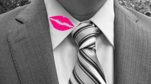 Mujer obliga a su novio a gatear por la calle para perdonar infidelidad
