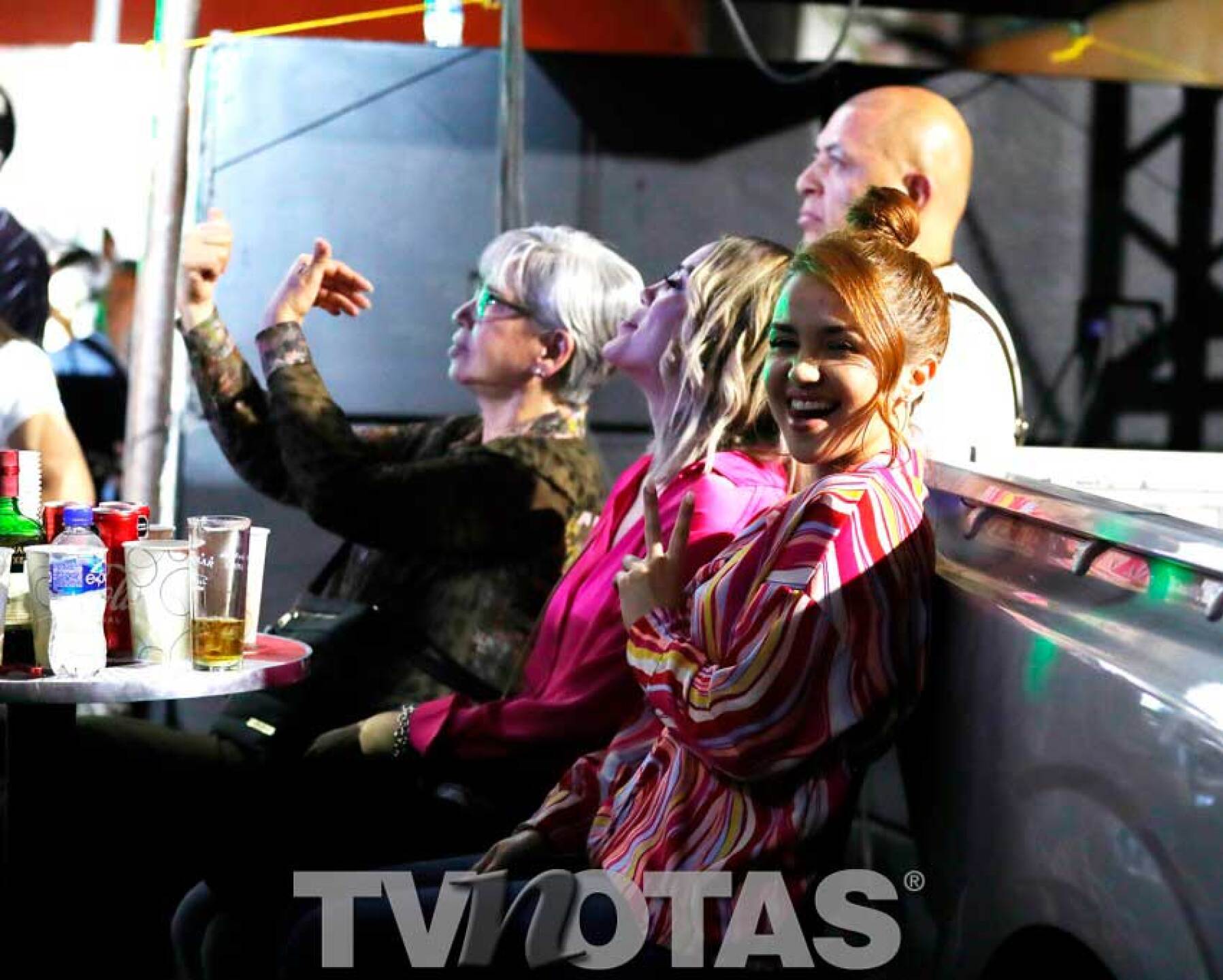 Mayeli Alonso recibe ataques de la suegra de Lupillo Rivera en pleno live