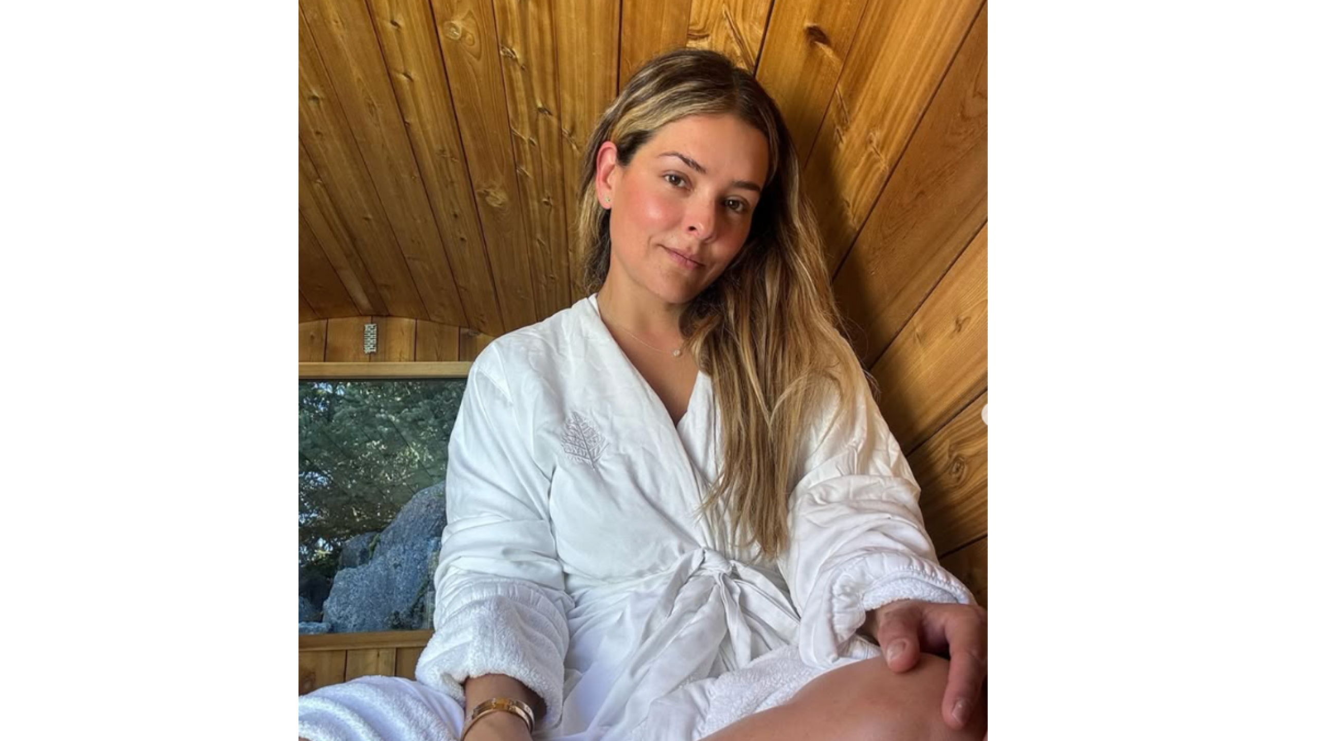 Grettel Valdéz despide a su hijo que se va a estudiar al extranjero