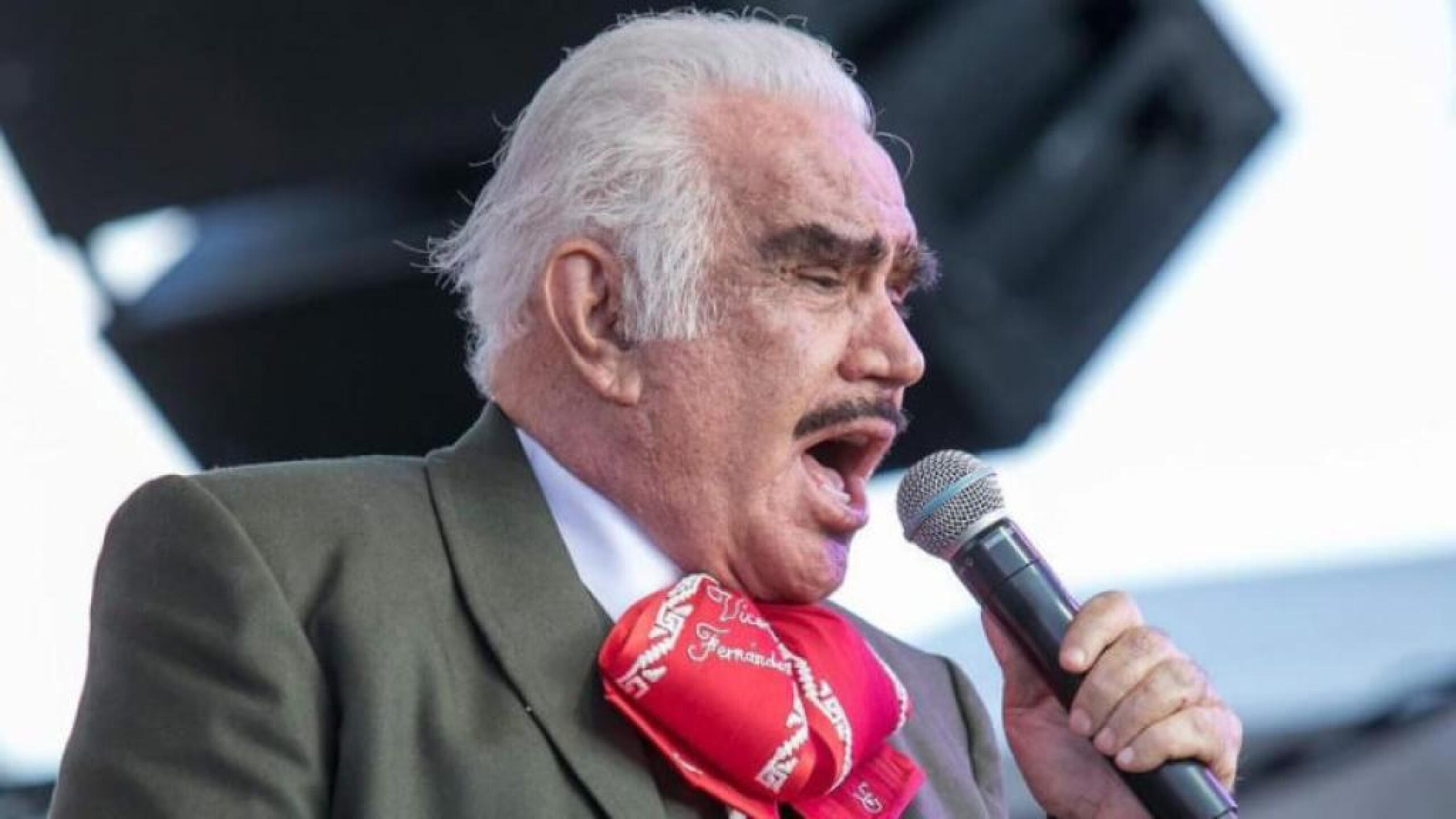 Vicente Fernández regresa a terapia intensiva por neumonía