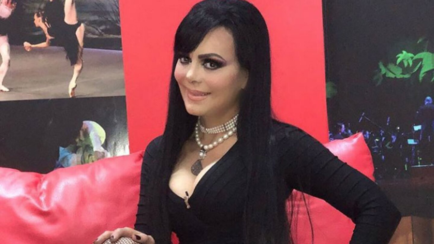 Maribel Guardia presume pronunciado escote