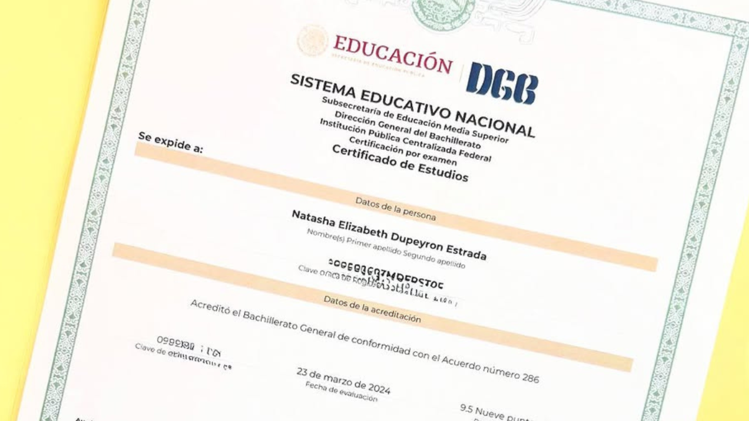 Natasha Dupeyrón rompe en llanto tras recibir su certificado de preparatoria