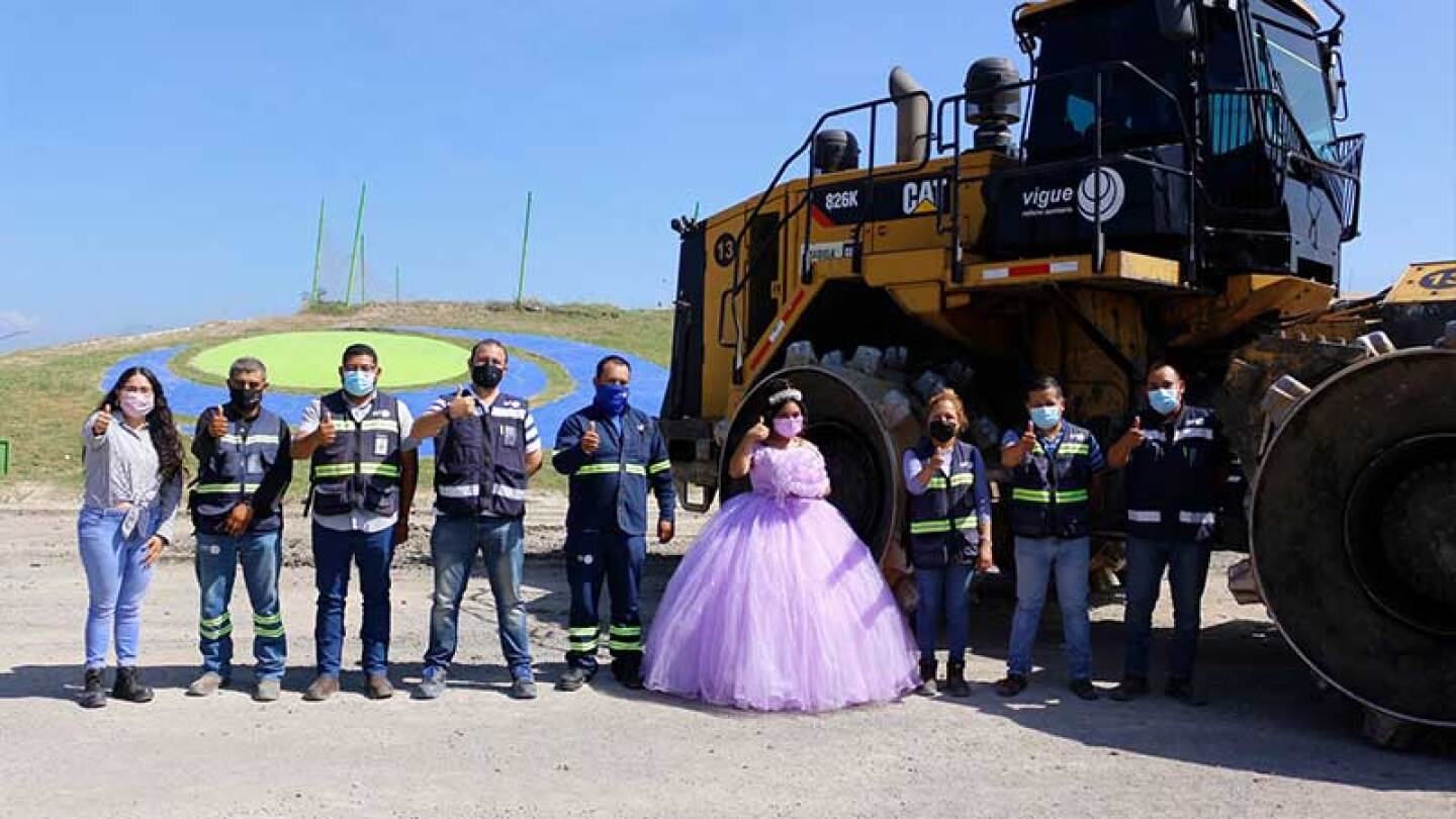 Quinceañera festeja su cumpleaños con su padre