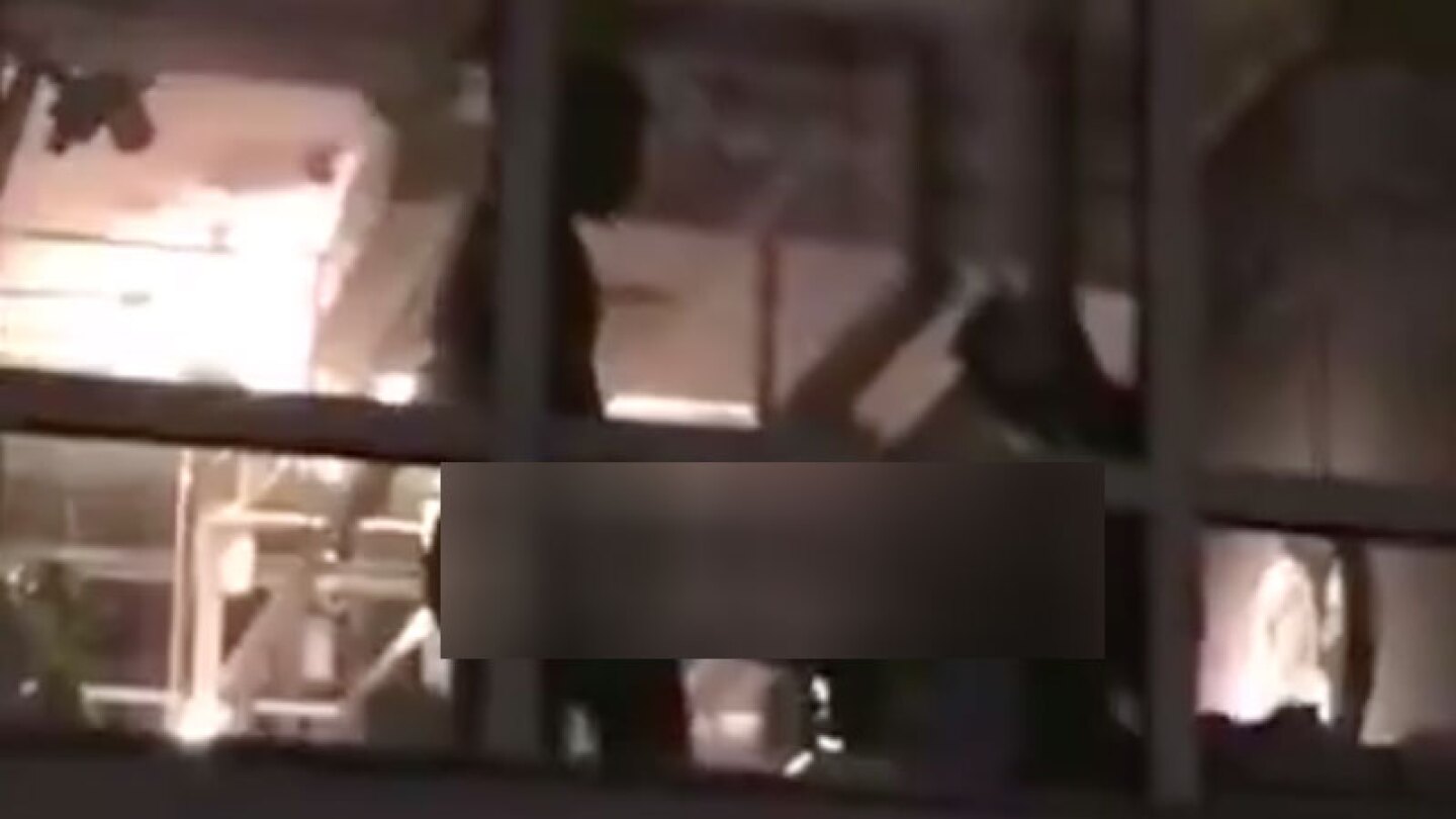 Con antojo de trío sexual, pero con el peor descuido.