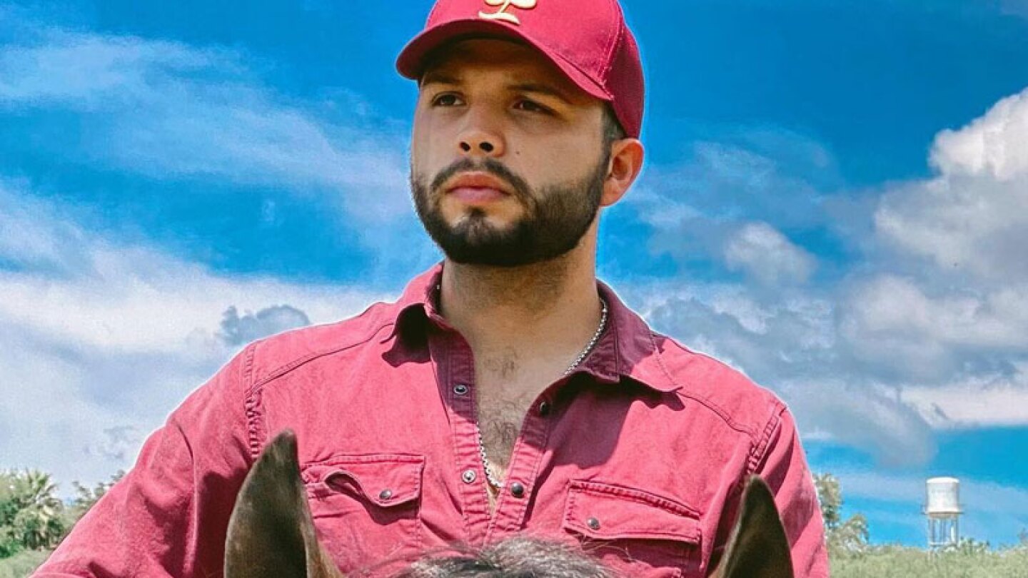 leonardo aguilar tatuaje flor silvestre