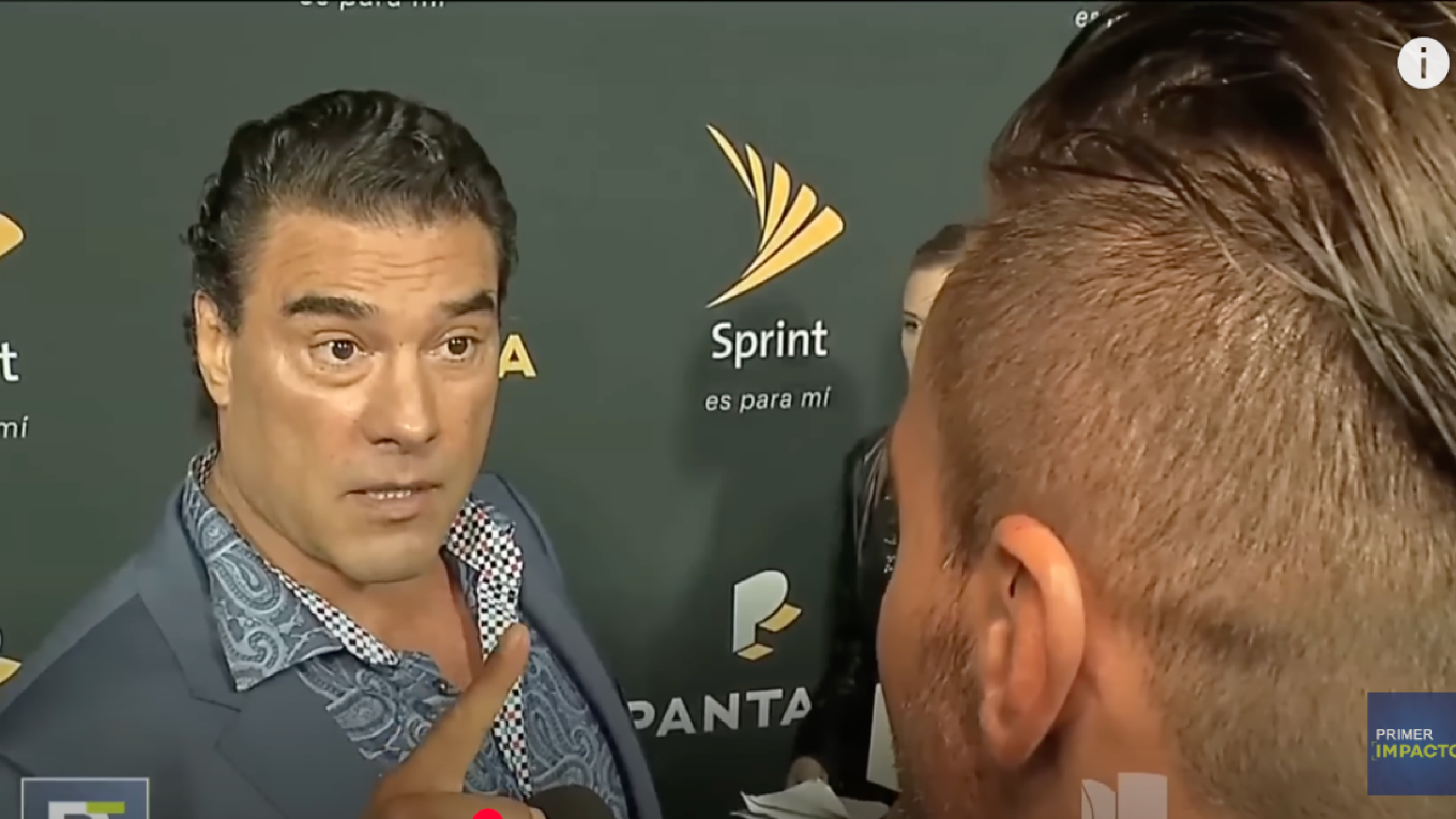 Eduardo Yáñez en el momento cuando agrede a reportero