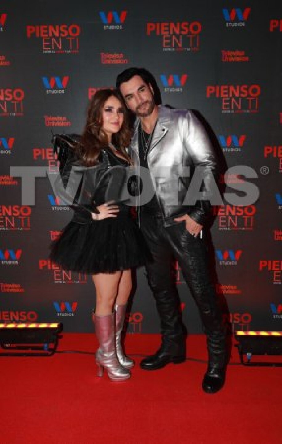 Dulce María y David Zepeda dan espectacular presentación de la telenovela Pienso en Ti